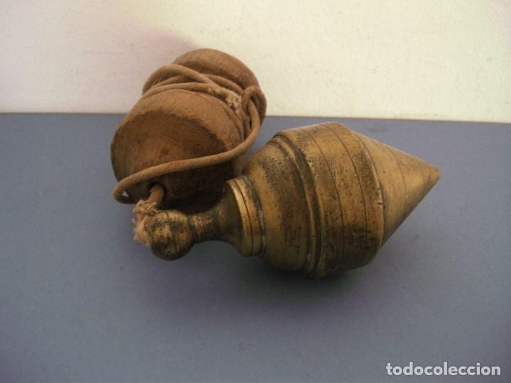 Antig&uuml;edades: plomada de laton de 10cm aprox con guardacuerda de madera - Foto 2