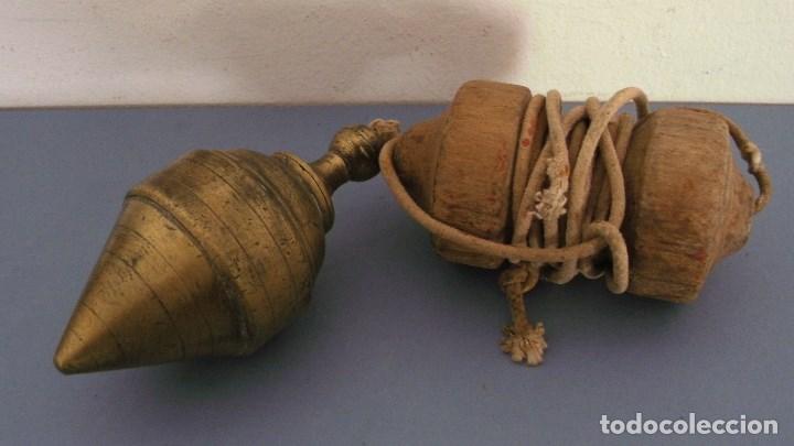 Antig&uuml;edades: plomada de laton de 10cm aprox con guardacuerda de madera - Foto 3