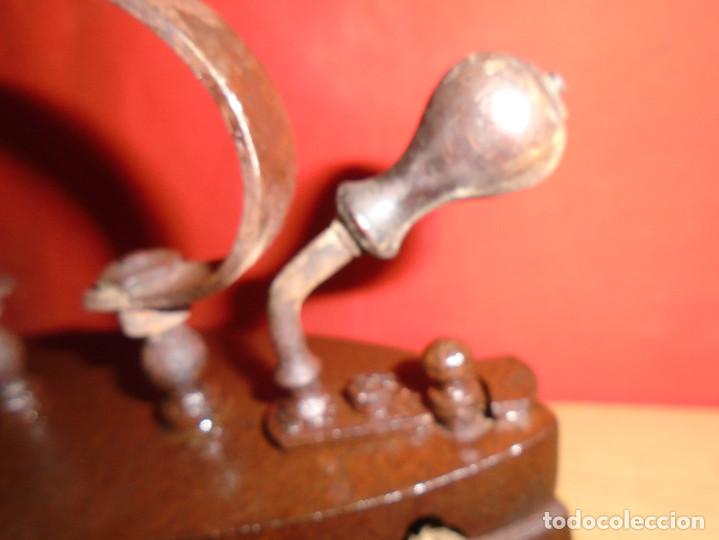 Antig&uuml;edades: ANTIGUA PLANCHA DE CARBON - Foto 2