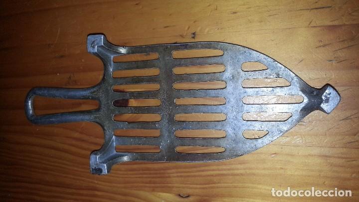 Antig&uuml;edades: Soporte plancha - Foto 2