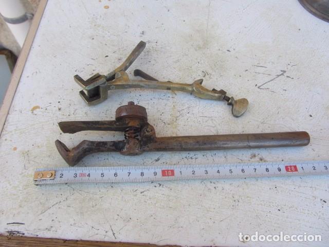 Antig&uuml;edades: Pinzas de laboratorio cobre y hierro  20 y 15 cms - Foto 1