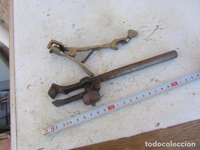 Antig&uuml;edades: Pinzas de laboratorio cobre y hierro  20 y 15 cms - Foto 2