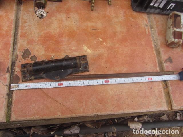 Antig&uuml;edades: bisagra para cierre de puerta - Foto 2