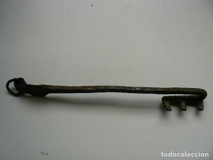 Antig&uuml;edades: LLAVE DE HIERRO DE 3 DIENTES (&iquest;SIGLO XV...?). 1800 CMS. - Foto 1