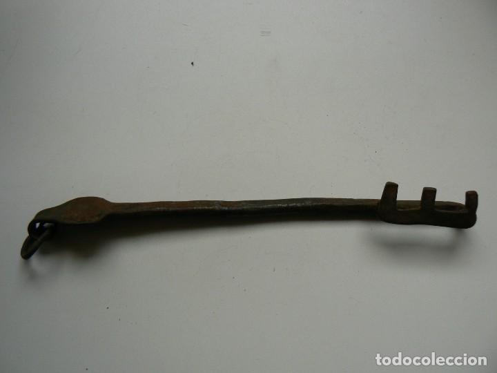Antig&uuml;edades: LLAVE DE HIERRO DE 3 DIENTES (&iquest;SIGLO XV...?). 1800 CMS. - Foto 2