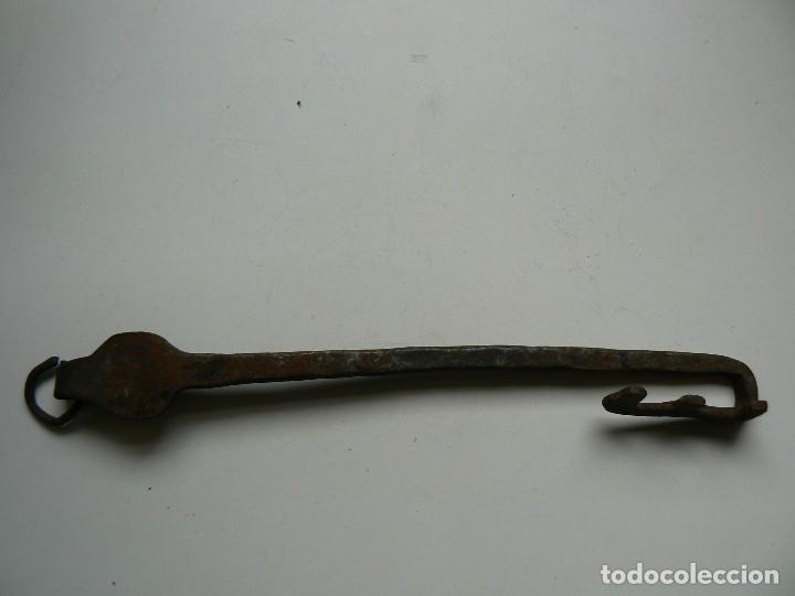 Antig&uuml;edades: LLAVE DE HIERRO DE 3 DIENTES (&iquest;SIGLO XV...?). 1800 CMS. - Foto 3