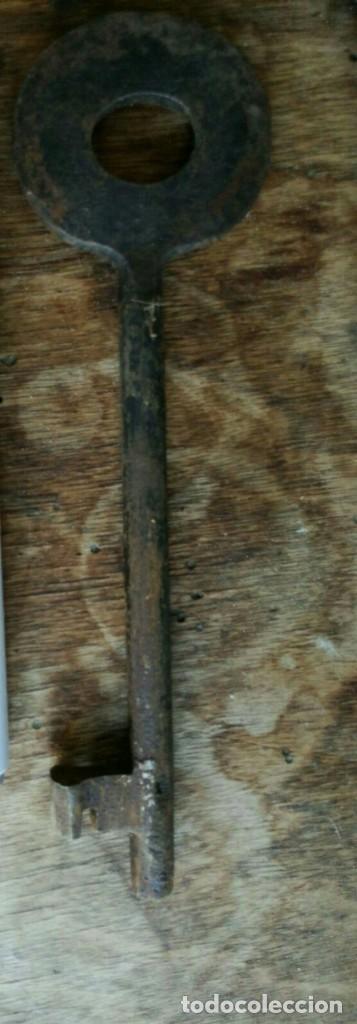 Antig&uuml;edades: Curiosa llave de forja plana - Foto 2