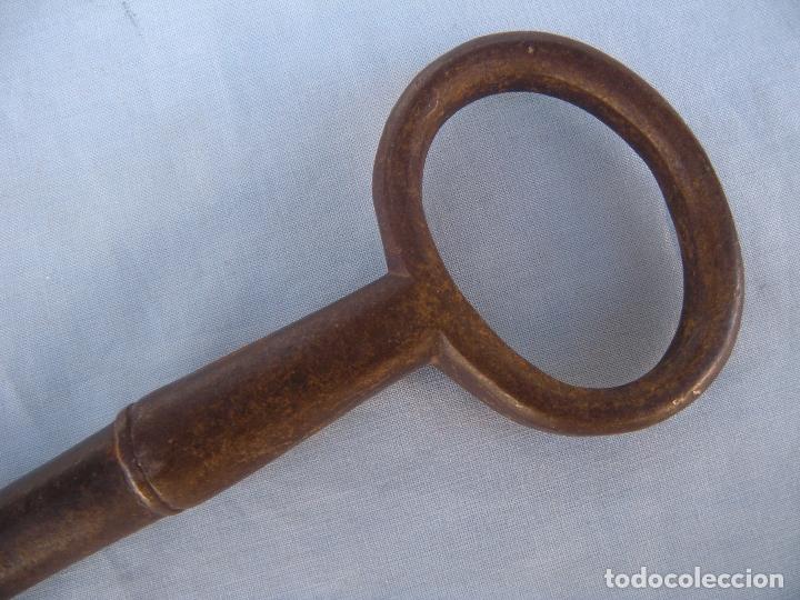 Antig&uuml;edades: GRAN LLAVE HUECA FORJA - Foto 1