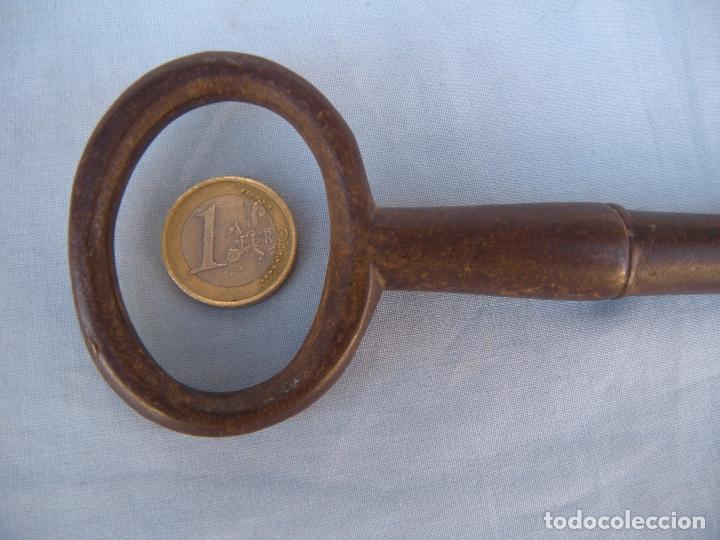 Antig&uuml;edades: GRAN LLAVE HUECA FORJA - Foto 3
