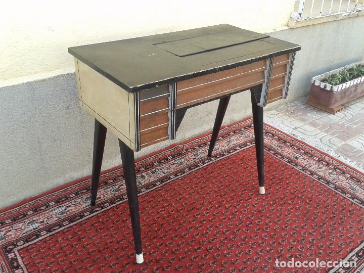 Mueble antiguo vintage estilo danés con máquina de coser antigua singer  color rosa.