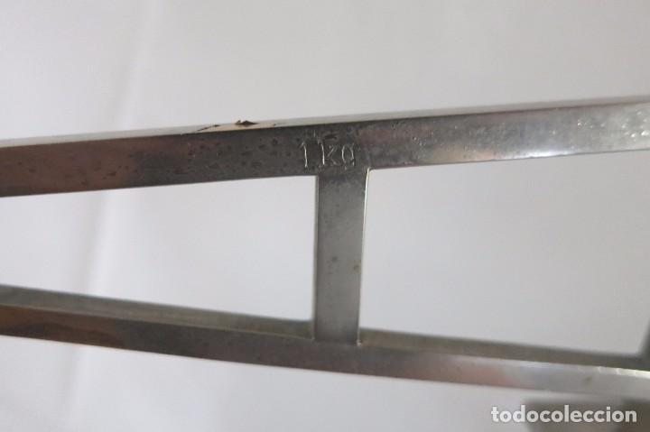 Antig&uuml;edades: antigua balanza grande de 1 kilo - Foto 7