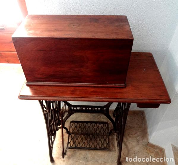 Antig&uuml;edades: M&aacute;quina de coser Singer - Foto 1