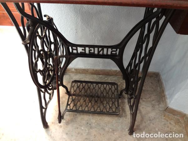 Antig&uuml;edades: M&aacute;quina de coser Singer - Foto 6
