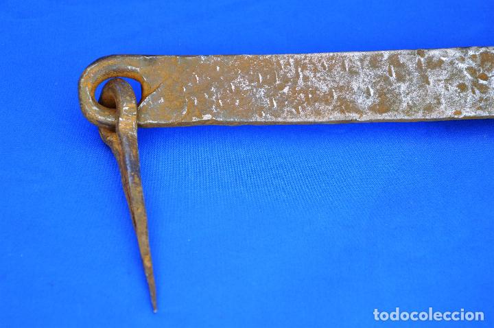 Antig&uuml;edades: Antiguo pestillo o cerrojo de cierre de forja. - Foto 4