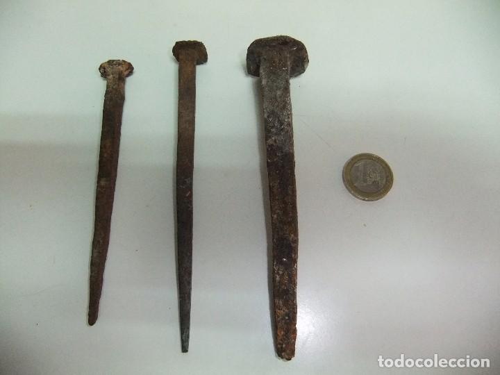 Antig&uuml;edades: clavos de forja - Foto 1