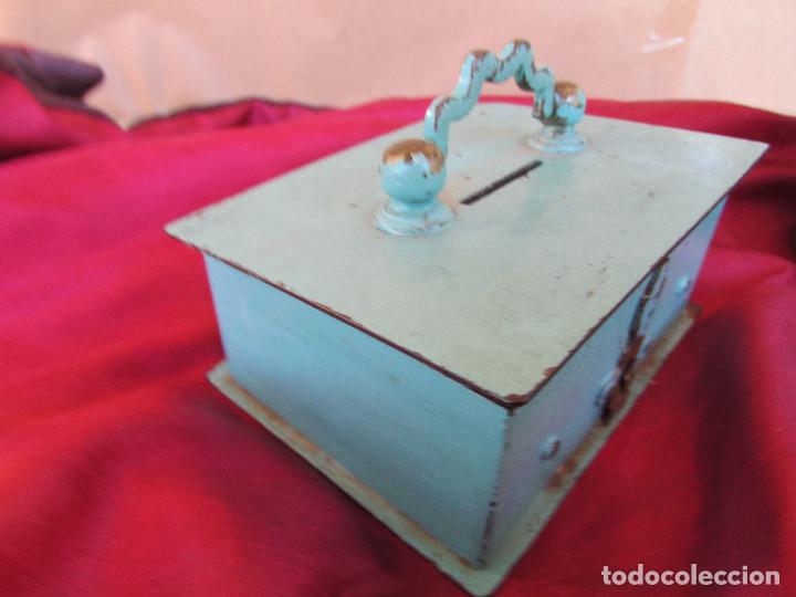 Antig&uuml;edades: HUCHA de HIERRO antigua. Peque&ntilde;a - Foto 4