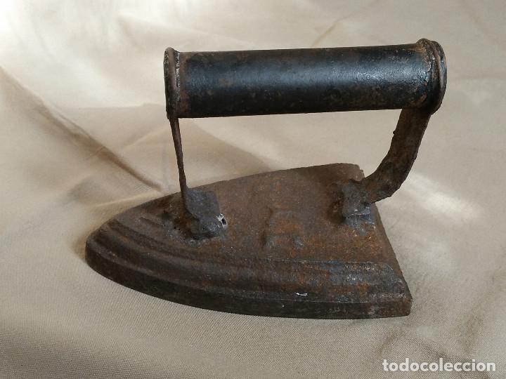 Antig&uuml;edades: PLANCHA DE HIERRO MARCA IYB N&ordm; 4 - Foto 1