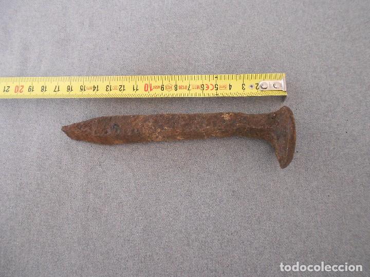 Antig&uuml;edades: ANTIGUO CLAVO DE FORJA 16 CMS - Foto 1