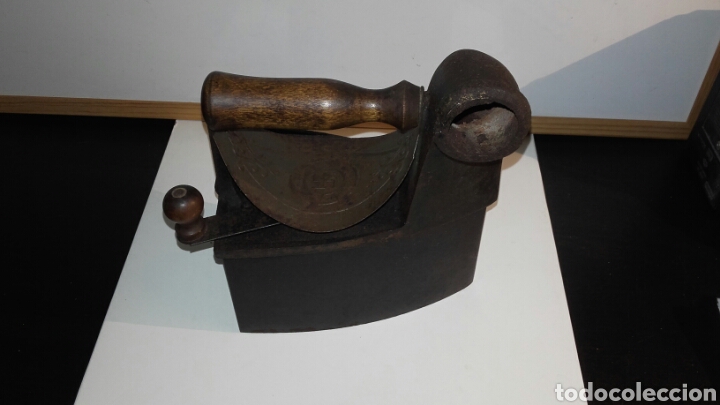 Antig&uuml;edades: PLANCHA DE CARBON ANTIGUA CON ESVASTICA - Foto 1