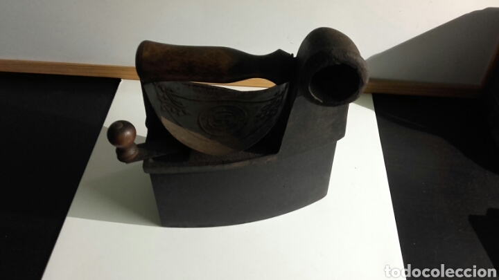 Antig&uuml;edades: PLANCHA DE CARBON ANTIGUA CON ESVASTICA - Foto 2