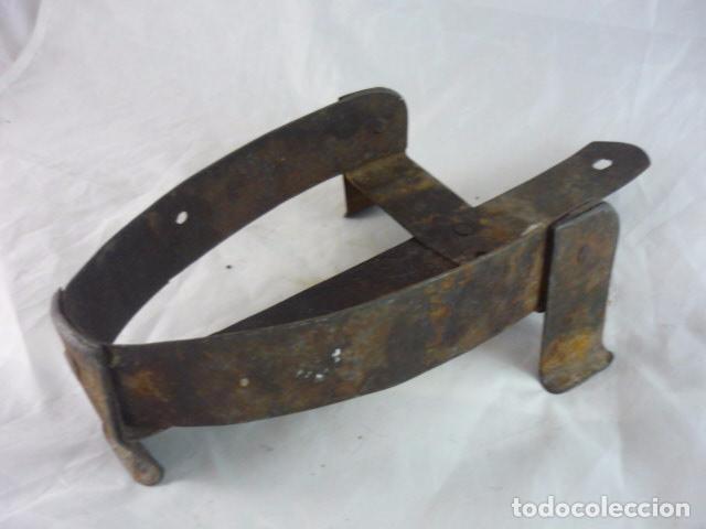 Antig&uuml;edades: Antiguo Soporte Plancha Forja - Foto 1