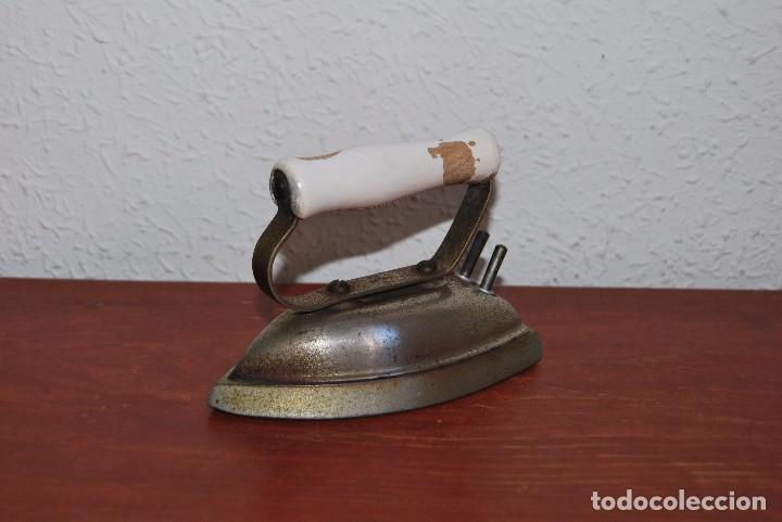 Antig&uuml;edades: PEQUE&Ntilde;A PLANCHA EL&Eacute;CTRICA - Foto 1