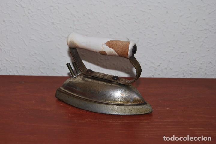 Antig&uuml;edades: PEQUE&Ntilde;A PLANCHA EL&Eacute;CTRICA - Foto 3