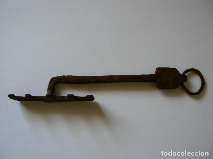Antig&uuml;edades: LLAVE DE HIERRO DE 5 DIENTES (&iquest;SIGLO XV...?). 1550 CMS. - Foto 1