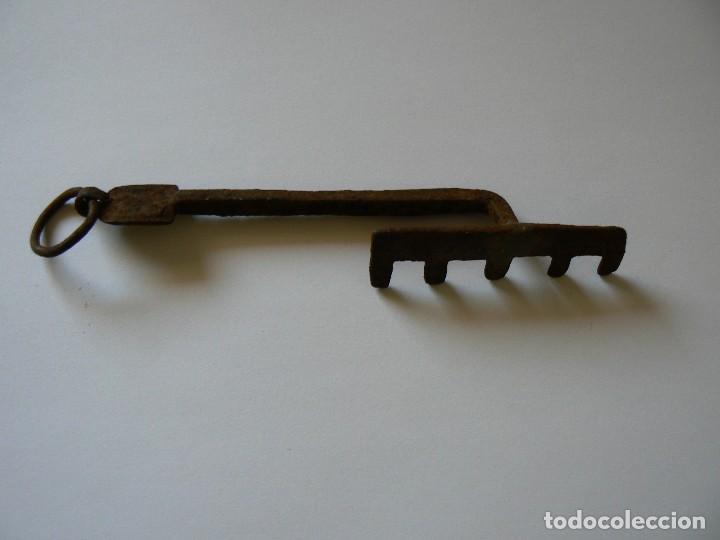 Antig&uuml;edades: LLAVE DE HIERRO DE 5 DIENTES (&iquest;SIGLO XV...?). 1550 CMS. - Foto 2