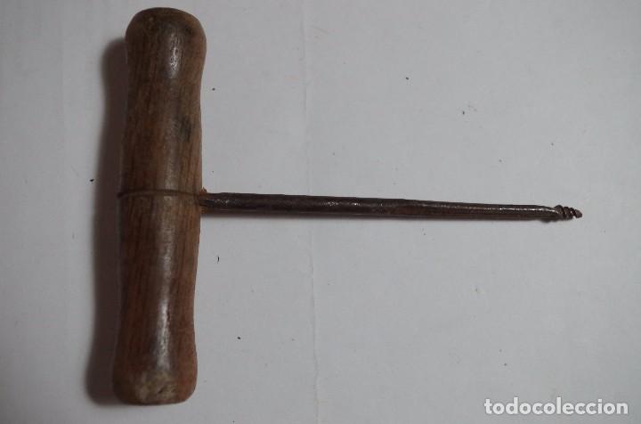 Antig&uuml;edades: BERBIQUI DE MANO DE CARPINTERO DE 12 CM FORJA Y MADERA - Foto 1