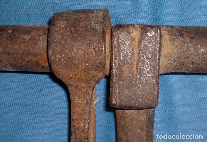 Antig&uuml;edades: Gran aldaba de forja tallada - Foto 2