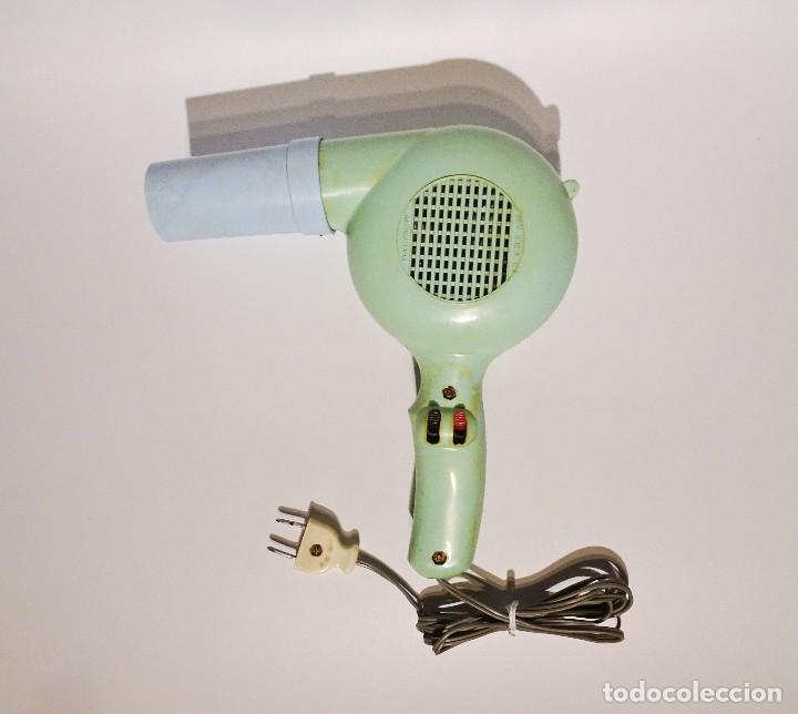 Viejo secador de pelo en funcionamiento - Sold through Direct Sale -  89835284