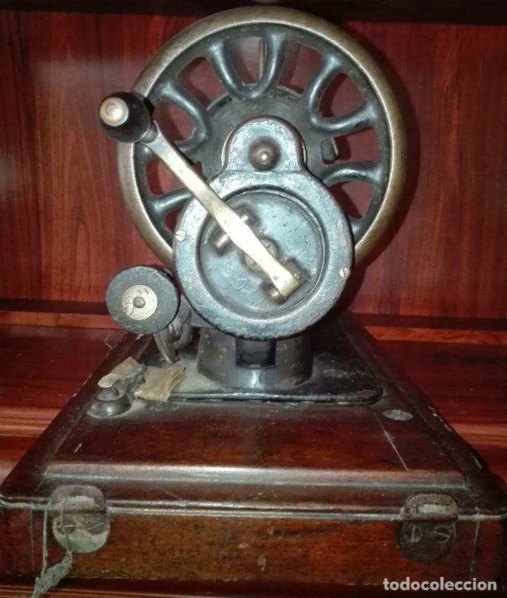 Antig&uuml;edades: M&Aacute;QUINA DE COSER MANUAL FINALES DEL XIX - Foto 2