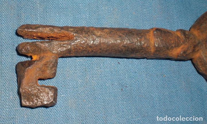 Antig&uuml;edades: Antigua llave forja siglo XVII - Foto 2