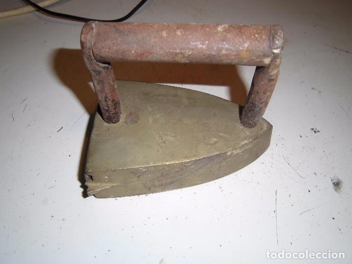 Antig&uuml;edades: antigua plancha de carbon peque&ntilde;a - Foto 1