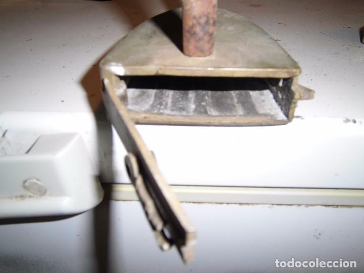 Antig&uuml;edades: antigua plancha de carbon peque&ntilde;a - Foto 4