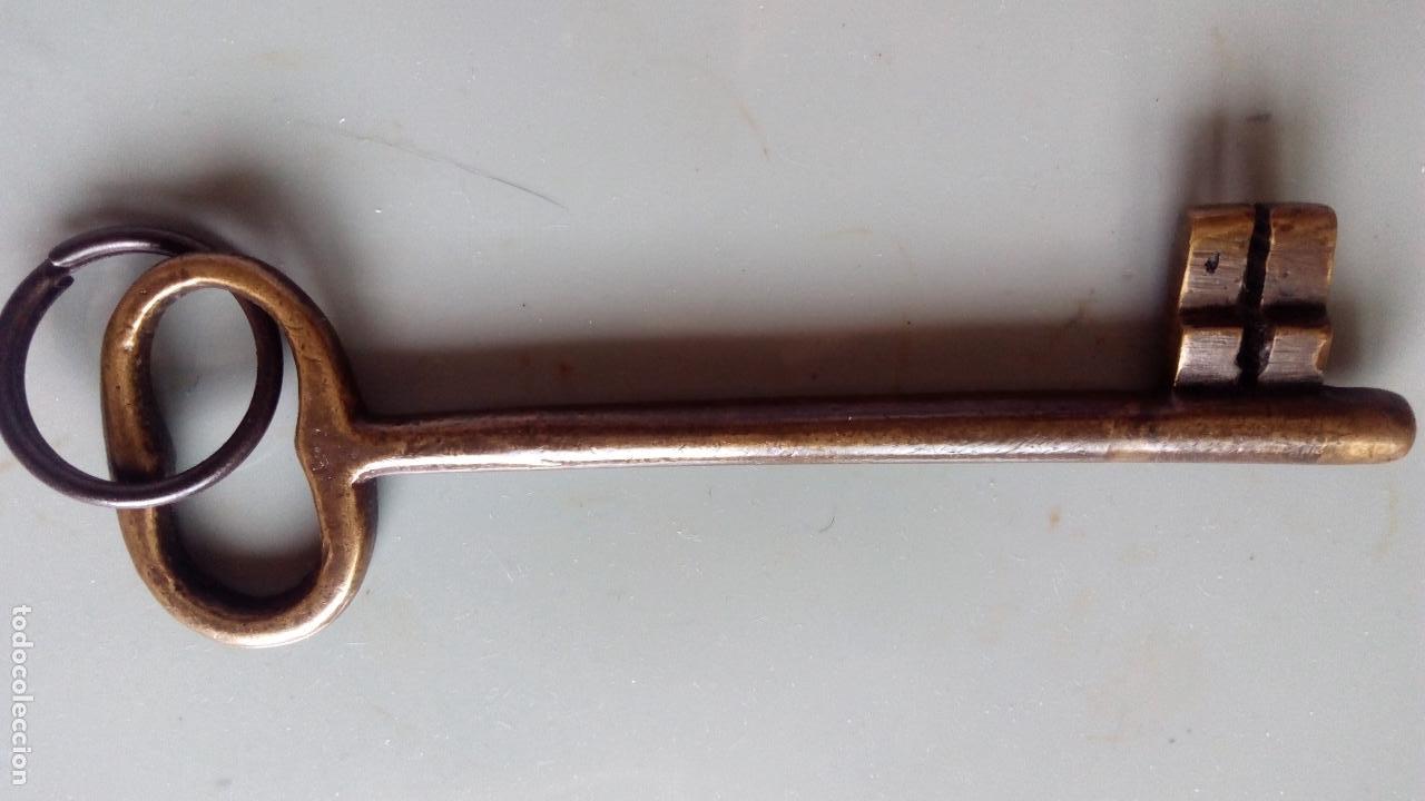 Antig&uuml;edades: LLAVE DE BRONCE MACIZA, LARGO 13 CM - Foto 2