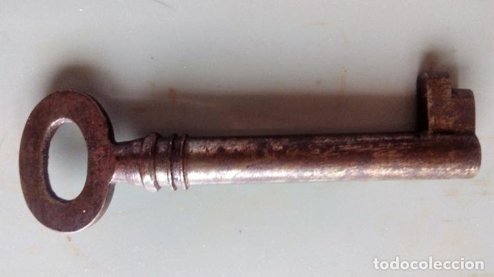 Antig&uuml;edades: ANTIGUA LLAVE DE HIERRO HUECA, LARGO 9 CM - Foto 2