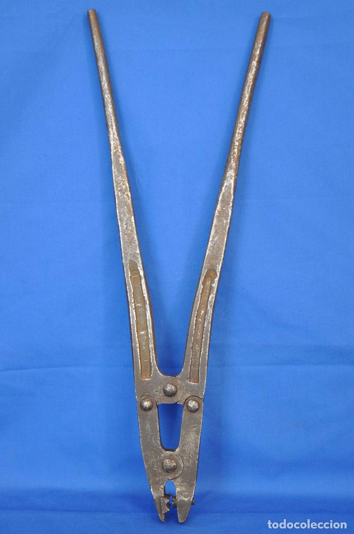 Antig&uuml;edades: Tenaza de herrero para mueca. - Foto 1