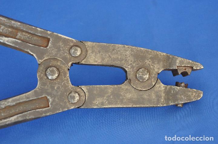 Antig&uuml;edades: Tenaza de herrero para mueca. - Foto 5