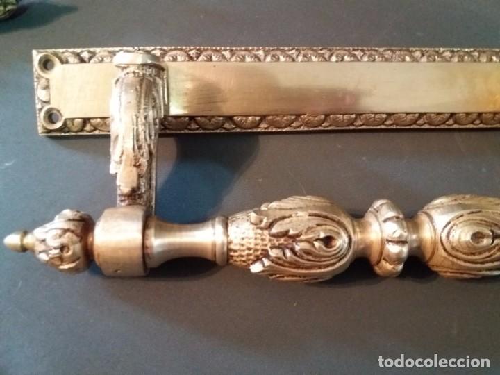 Antig&uuml;edades: 2 PRECIOSAS MANIVELAS DE PUERTA DE BRONCE 1300g CADA UNA - Foto 2