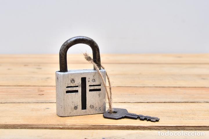 Antig&uuml;edades: CANDADO DE ALUMINIO Y HIERRO CON LLAVE - PADLOCK NUMERO 44 - Foto 1