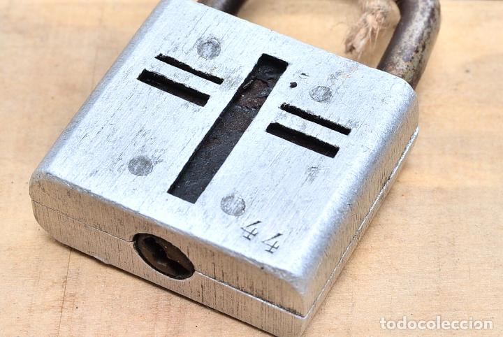 Antig&uuml;edades: CANDADO DE ALUMINIO Y HIERRO CON LLAVE - PADLOCK NUMERO 44 - Foto 2