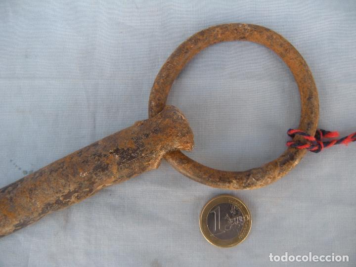Antig&uuml;edades: ANTIGUO CLAVO DE FORJA CON ANILLA - Foto 2