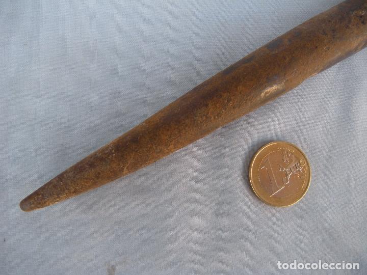 Antig&uuml;edades: ANTIGUO CLAVO DE FORJA CON ANILLA - Foto 3