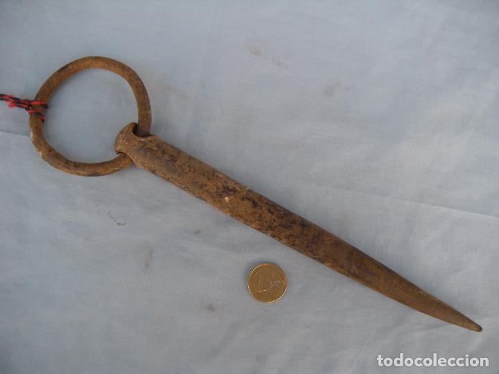 Antig&uuml;edades: ANTIGUO CLAVO DE FORJA CON ANILLA - Foto 4
