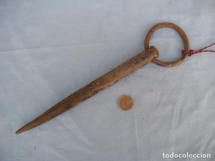 Antig&uuml;edades: ANTIGUO CLAVO DE FORJA CON ANILLA - Foto 5