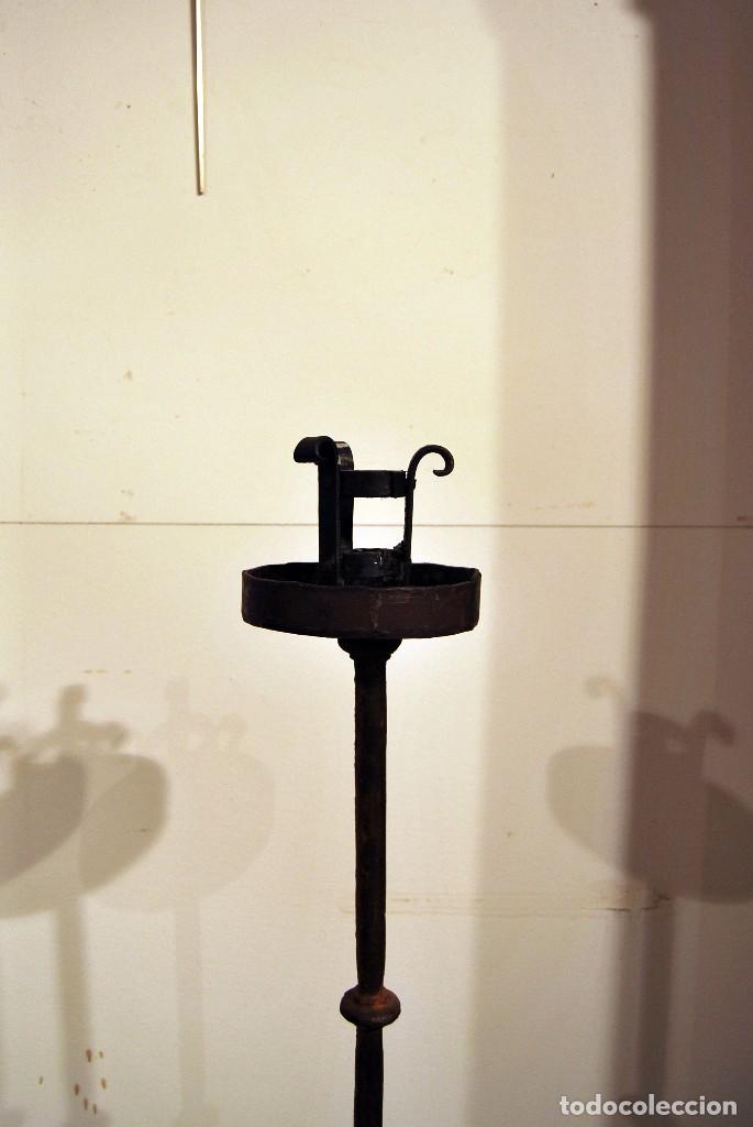 Antig&uuml;edades: Antiguo candelabro de hierro forjado - Foto 2