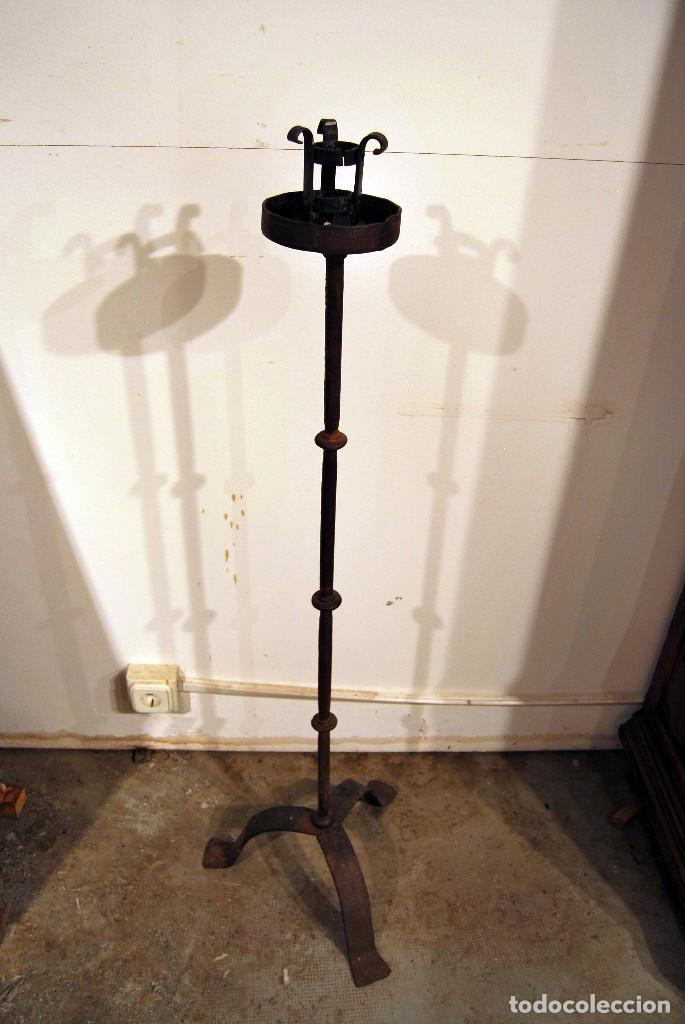 Antig&uuml;edades: Antiguo candelabro de hierro forjado - Foto 3
