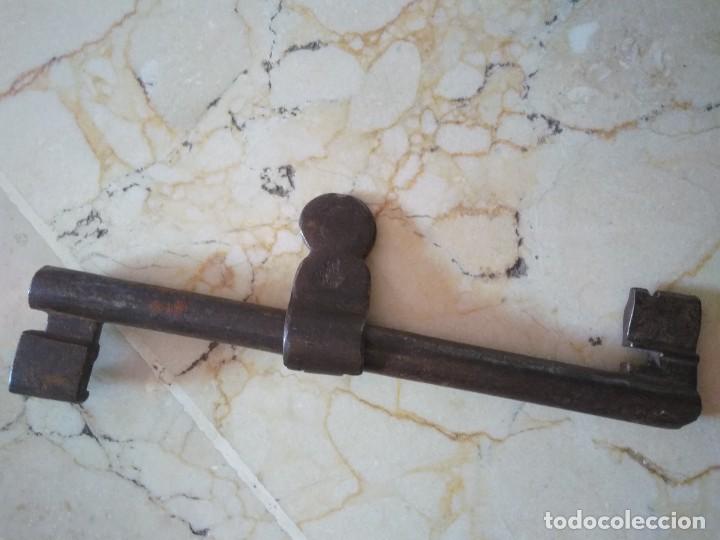 Antig&uuml;edades: ANTIGUA LLAVE DOBLE CON TOPE.  14 CM DE LARGO - Foto 1